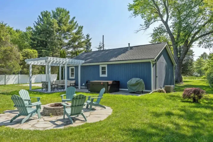 Bluestar Cottage - 2BR with Hot Tub