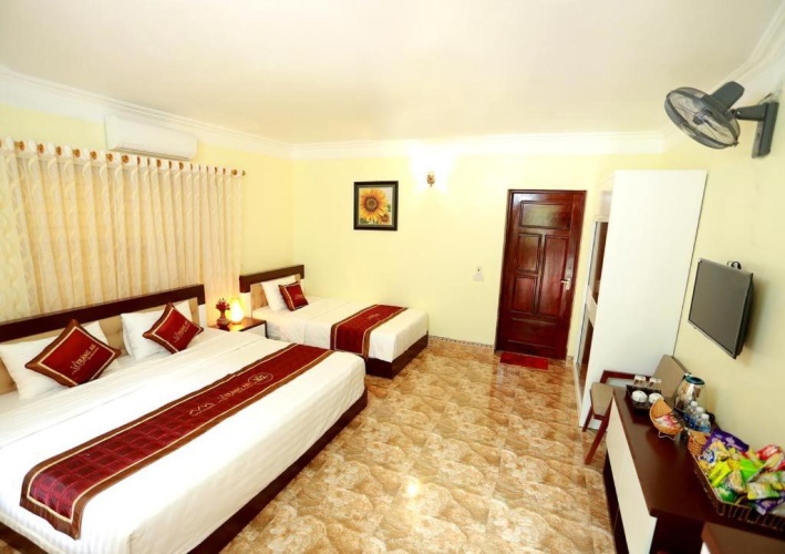 Standard Family room with mountain view