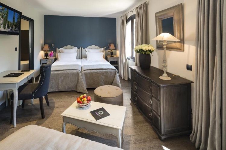 Standard Twin room with garden view