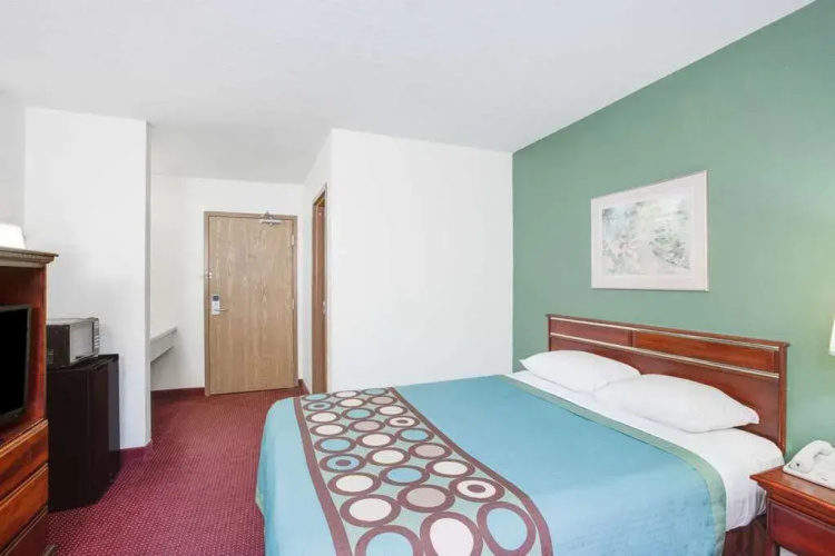 Super 8 Kennett