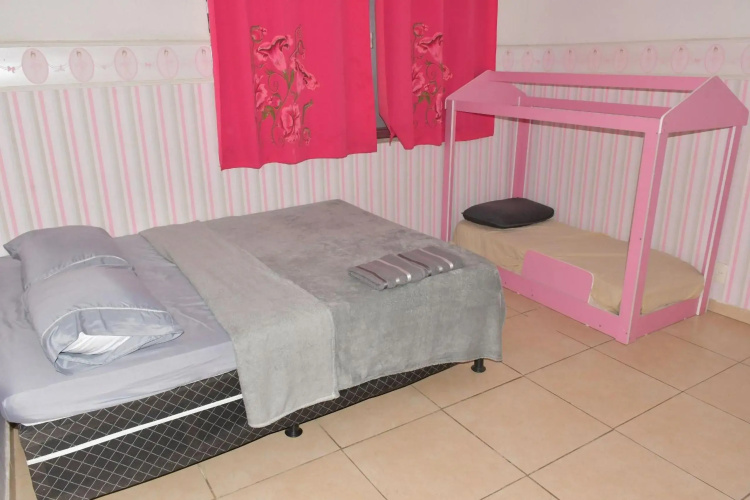 Quarto em residência tranquila e familiar