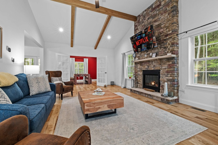 Luxe Lakefront 10min2jfbb w Beach Gameroom Firepit