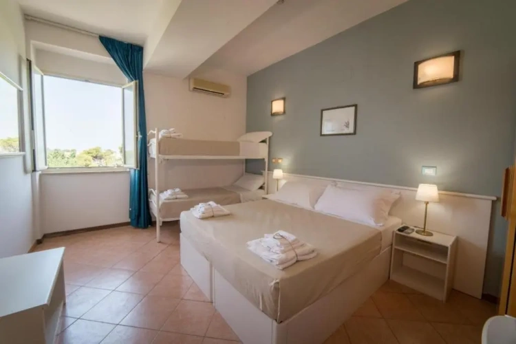 Standard Triple room