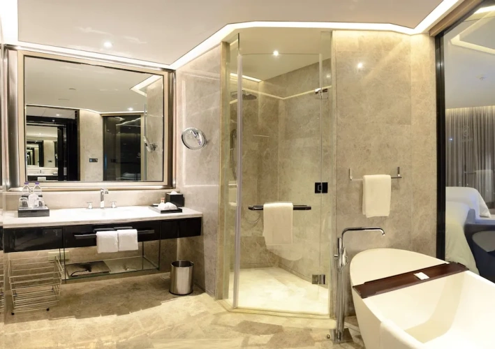Standard Quadruple Club room with city view