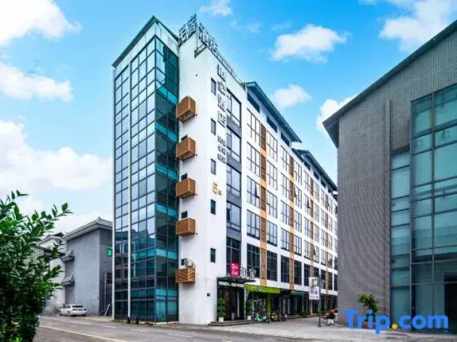 Qujia Hotel (Liaobu Xiangshi Park)