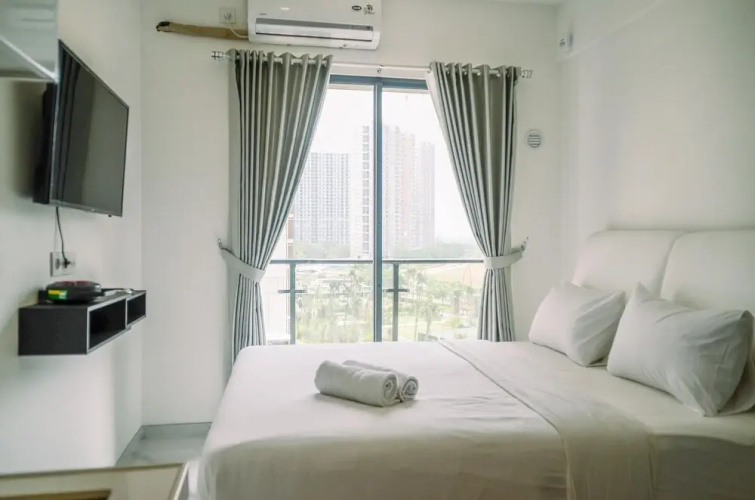 Comfortable Studio With Pool View At Sky House Bsd Apartment