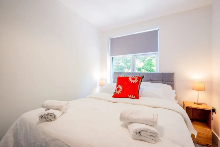 Host Stay Croydon Road Apartment