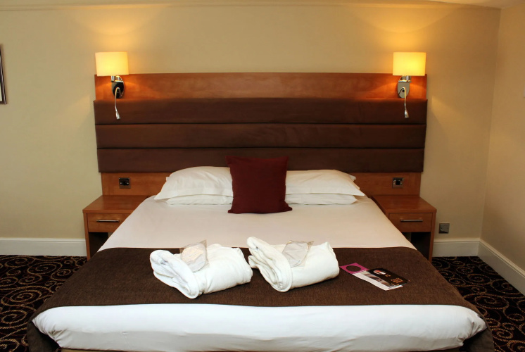 Legacy Rose and Crown Hotel