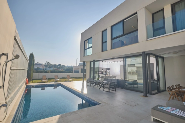 3 Bedrooms Villa with garden view