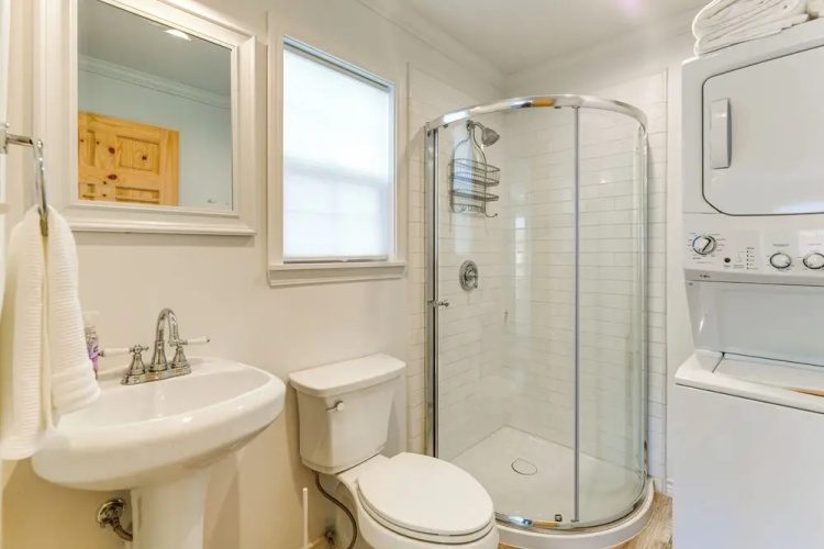 Walk to Pier & Dining: Central Rockport Cottage