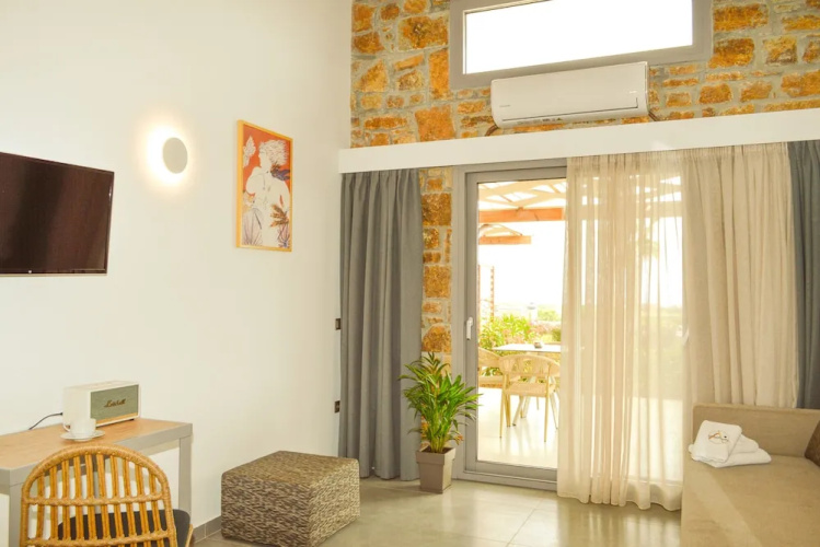 Akrolithos luxury suites