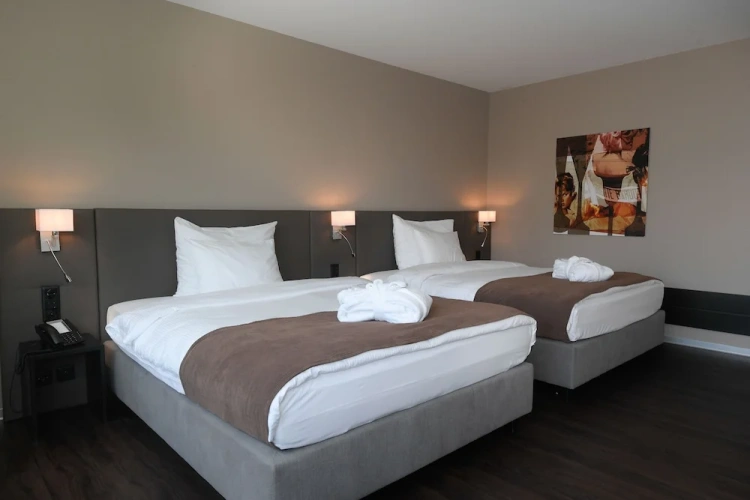 Standard Sextuple Family room
