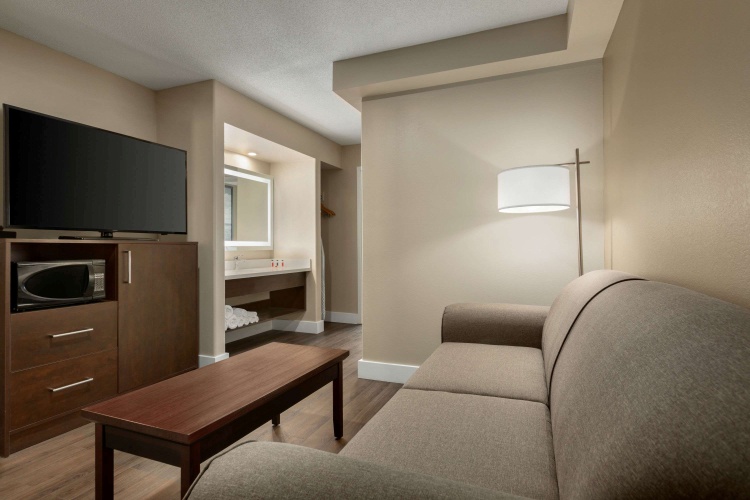 Super 8 By Wyndham Ajax/Toronto photo 6
