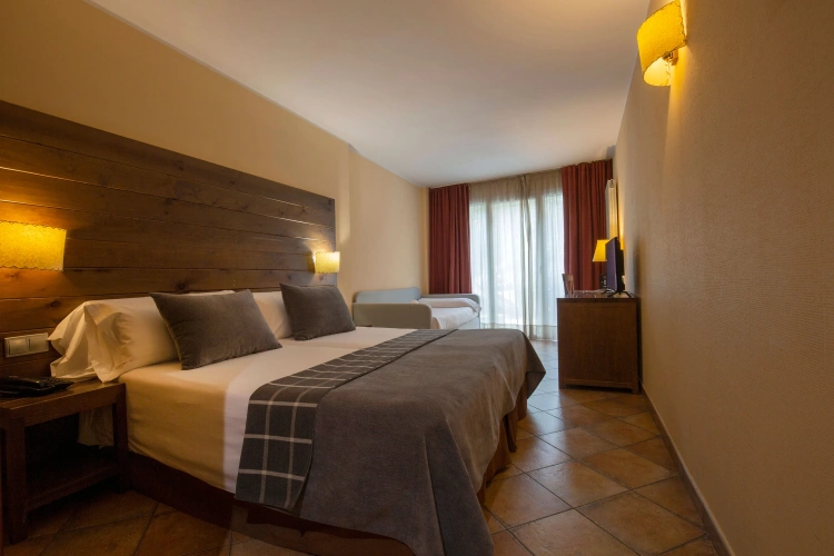 Standard Triple room
