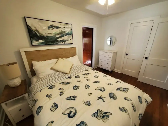 Downtown Getaway - Pet Friendly 3 Bedroom Home