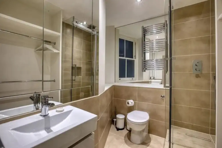 Spacious 2bed/2bath Apt, 5mins to Victoria St