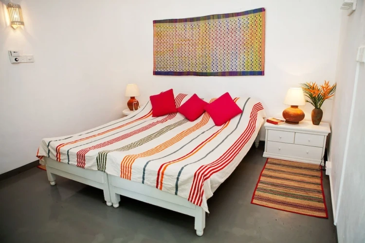 5 Bedrooms Classic Cottage beachfront