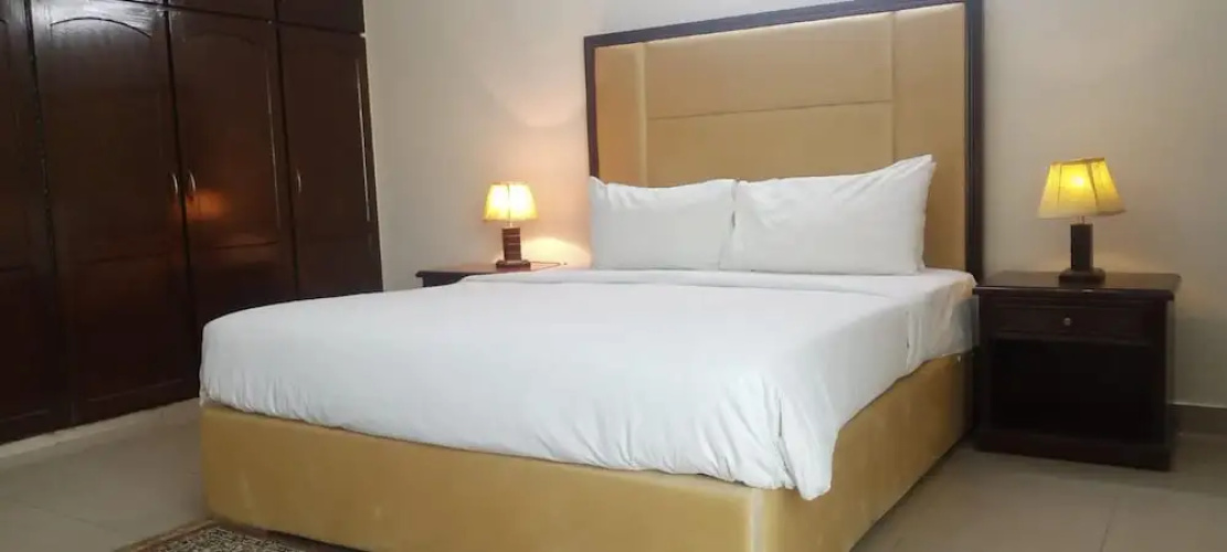 Impeccable 3-bed Apartment in Lahore