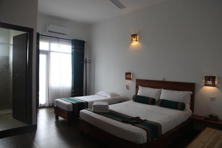 Standard Triple room