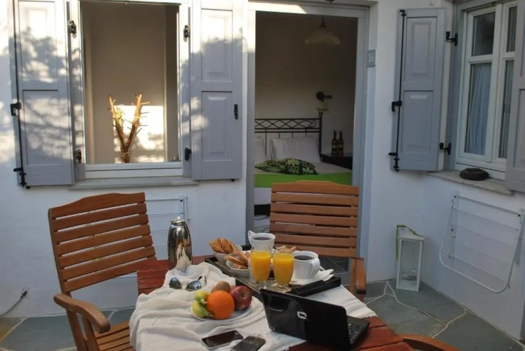 Standard Triple room with garden view