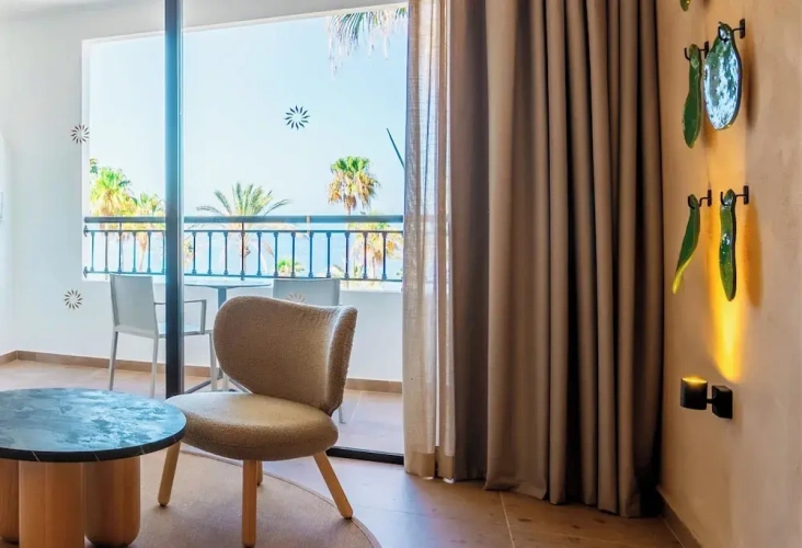 Deluxe room with balcony and with partial sea view