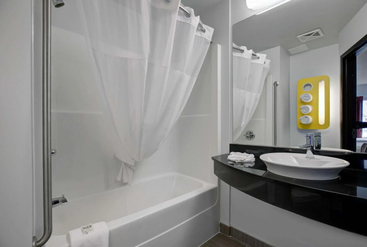 Motel 6 Airdrie, AB