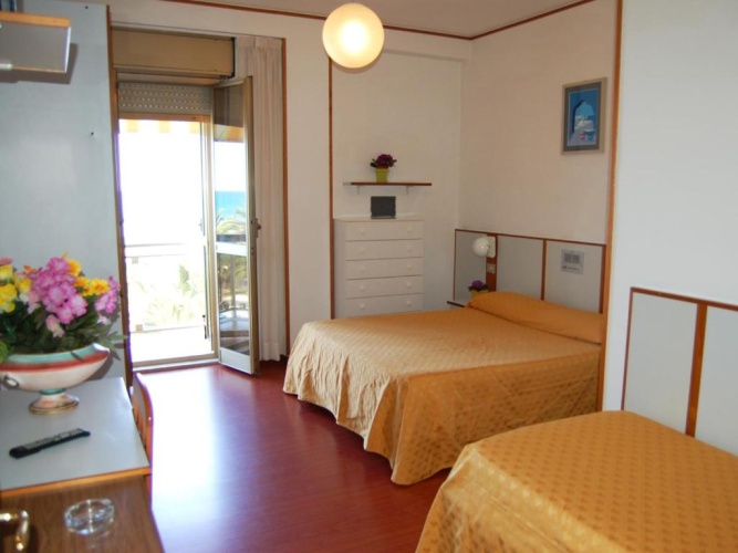 Standard Triple room