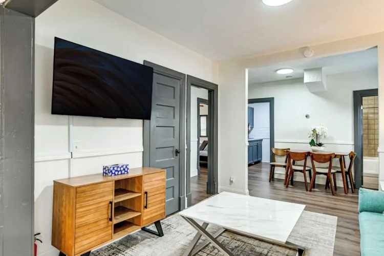 Walkable Location: Welcoming Unit in Omaha