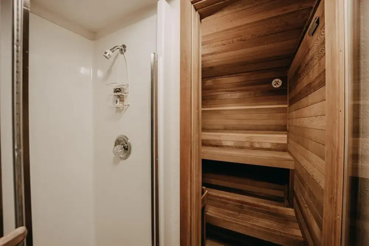 Snowater Condo 41 - A Spacious Condo With Private Sauna Wifi and a Soaker tub