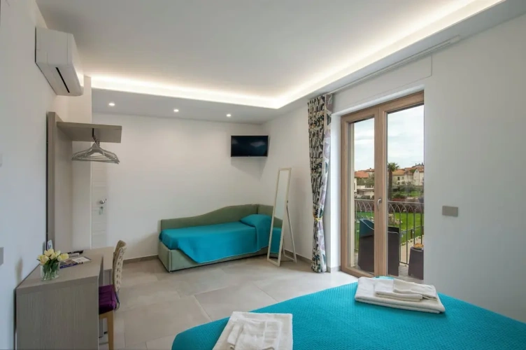 Superior Double room with balcony and with courtyard view