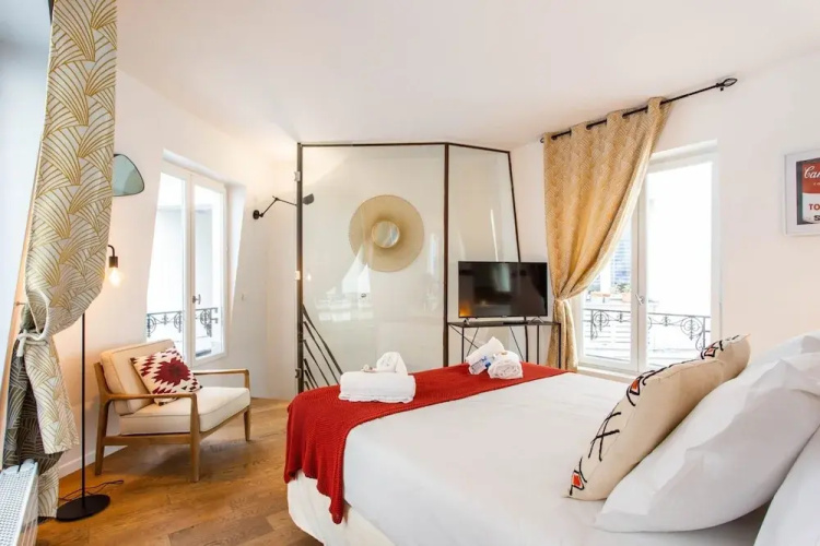 Bright Triplex - 4br/10p - Moulin Rouge