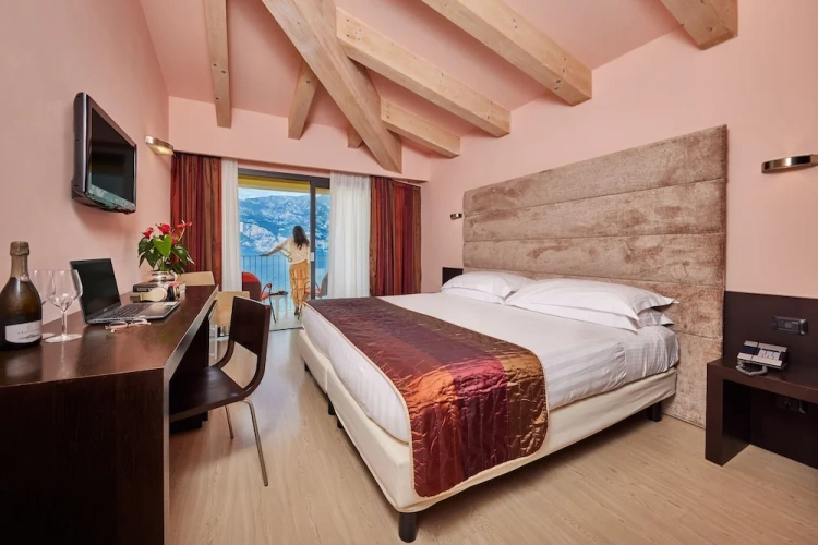 Deluxe Double room with balcony and with lake view