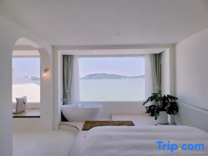 Suite with lake view