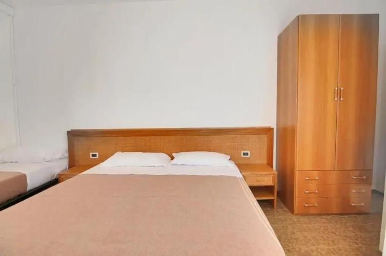 Standard Sextuple Family room