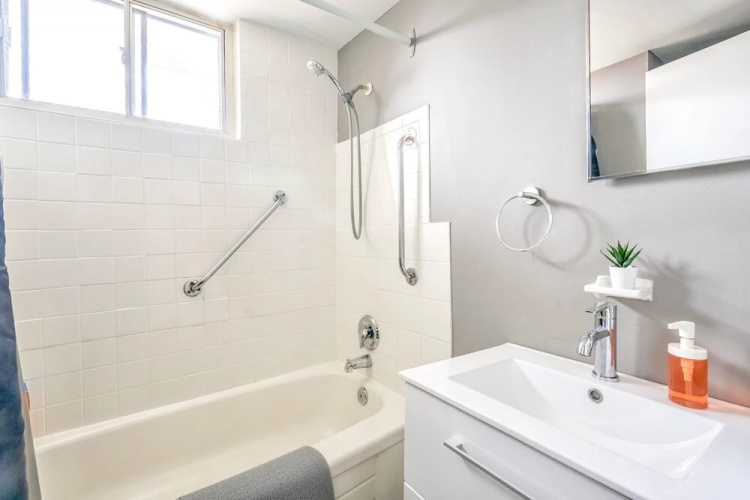 2BR Apt w King Bed and Netflix- Prime Location