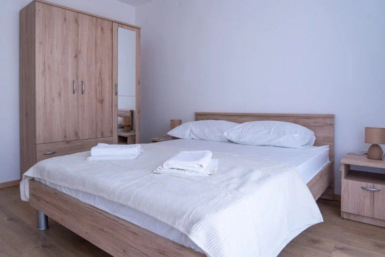 Spacious apt few min Walk to old Town and Beach