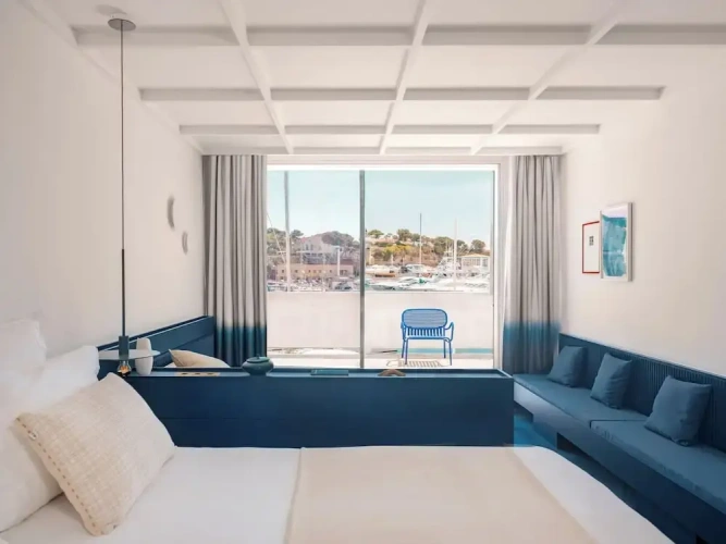 Deluxe room with balcony and with sea view