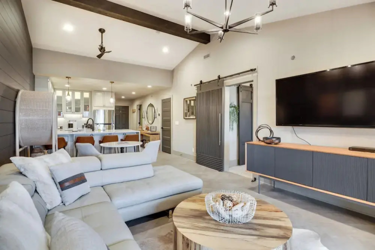 Views + Pool Access: Luxurious Lake Ozark Condo
