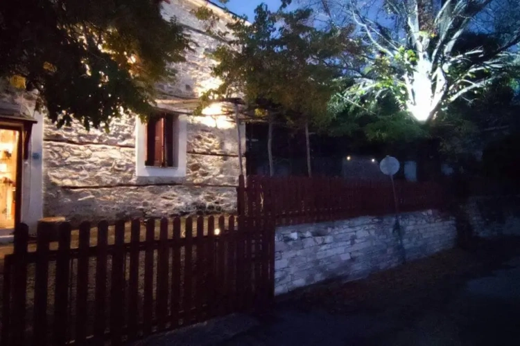 4 Bedrooms Cottage