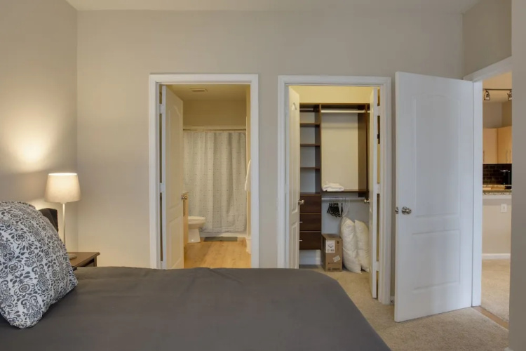 Southend 1 BR Apt with Parking by Frontdesk