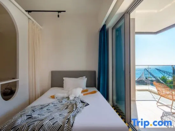 1 Bedroom Double Suite with balcony and with partial sea view