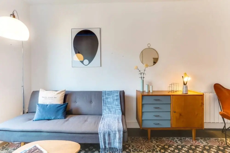 Bright 2 Bed Easily Connected to the Center