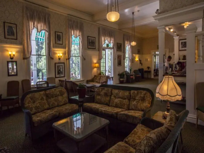 Wawona Hotel