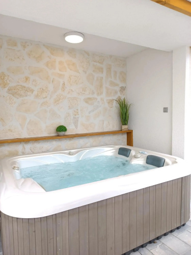 Tonina - house with patio, jacuzzi, free parking