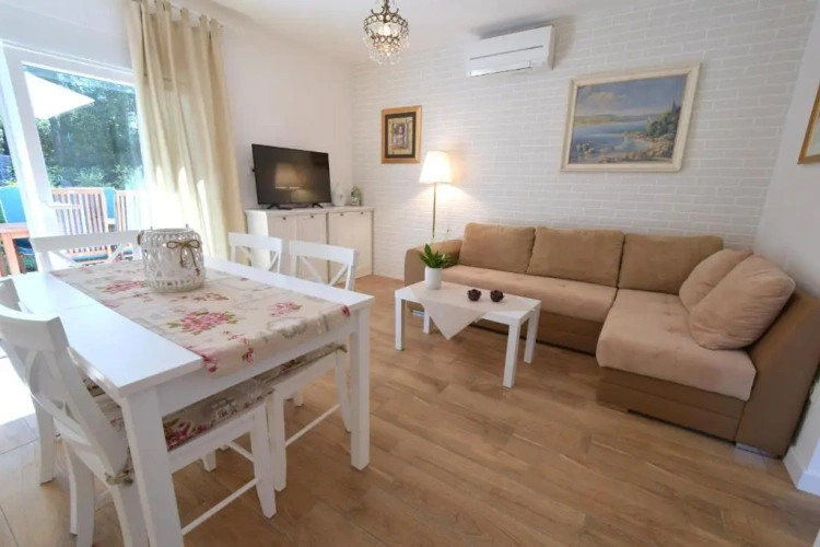 2 Bedrooms Cottage