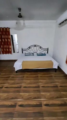 Nitish home stay ac room