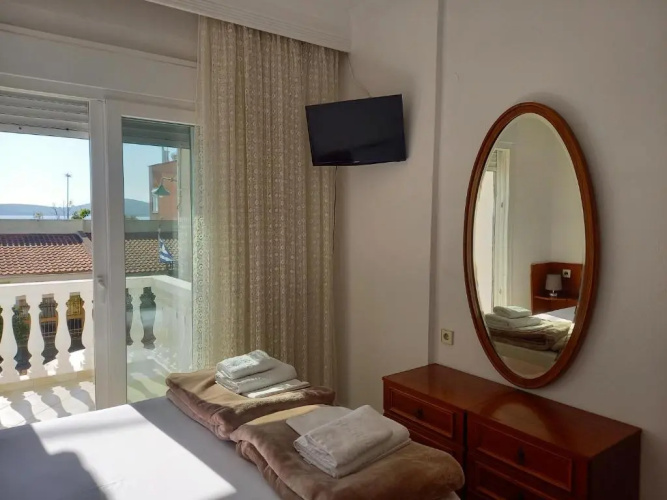 Leonidas Apartments