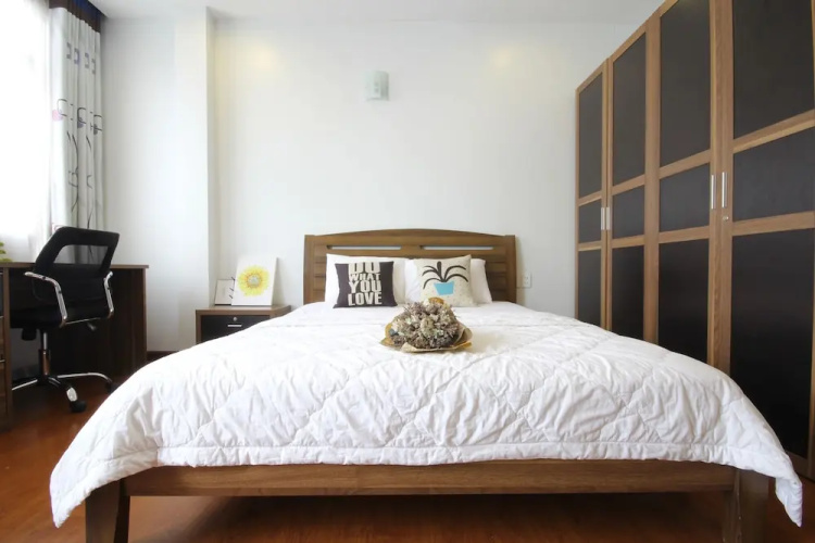 Smiley Apartment 16