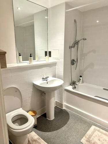2 Bed Flat - Sleeps 4 - Balcony - Smoking