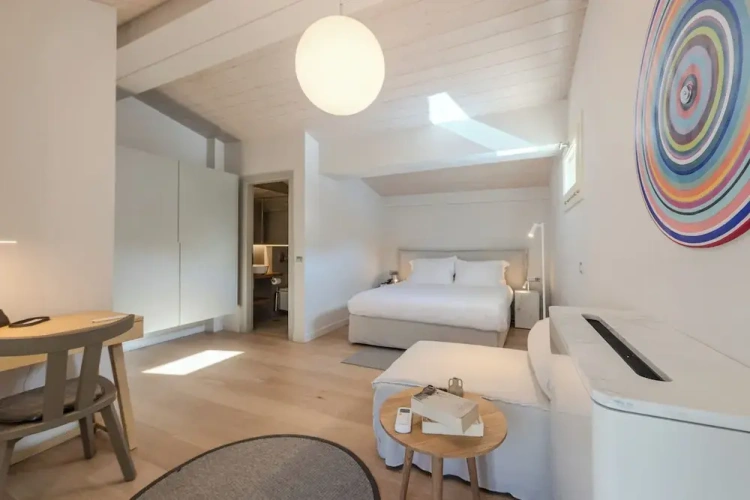 Junior Suite with balcony and with city view